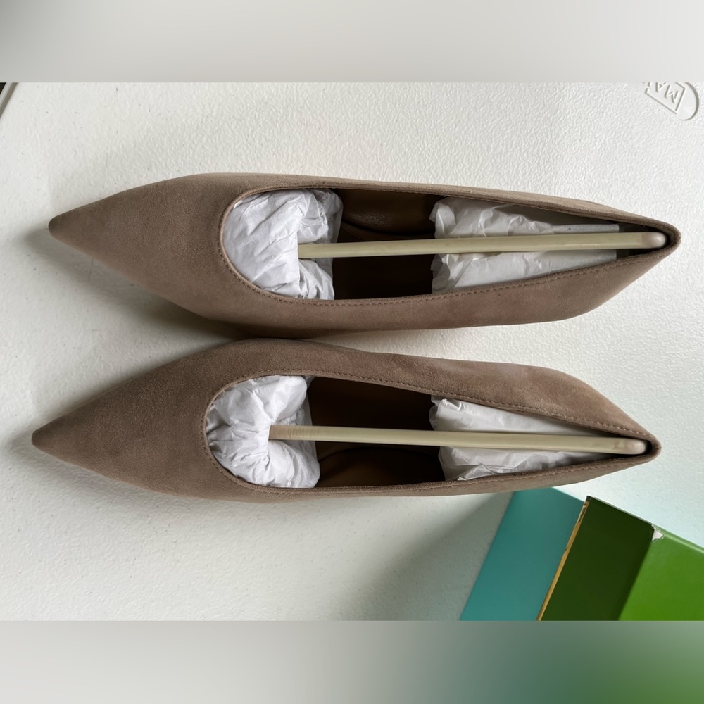 Kate Spade low heel pumps. Size 6.5 - Picture 2 of 10